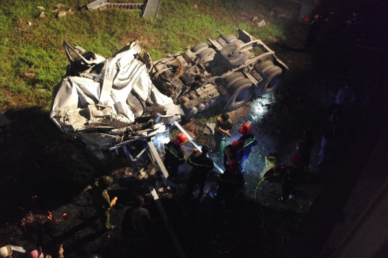 Xe- dau- keo- lao- xuong- cau- Da- Vien- tai- xe- 