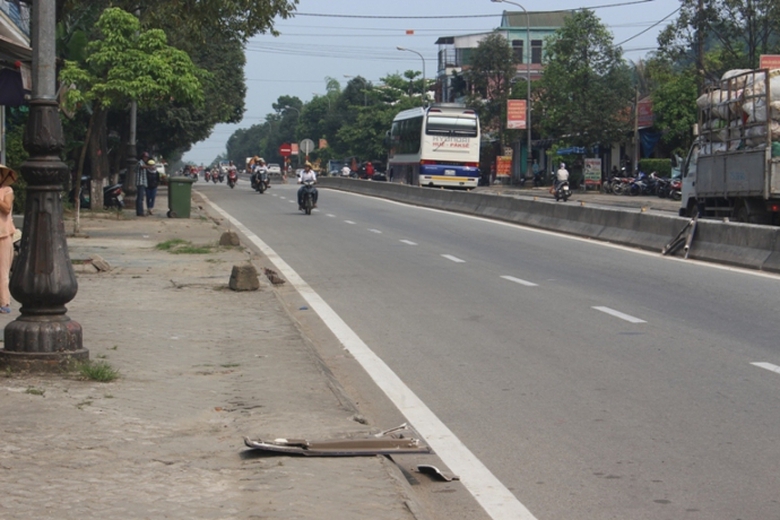 Hue- Xe- khach- no- lop- khien- nguoi- di- xe- may