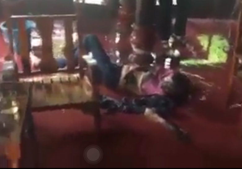 Mot- phu- nu- bat- ngo- bi- do- xang- dot- tai- qu