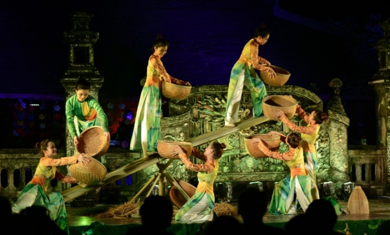 Festival-Hue- 2016- don- luong- khach- ky- luc- 2