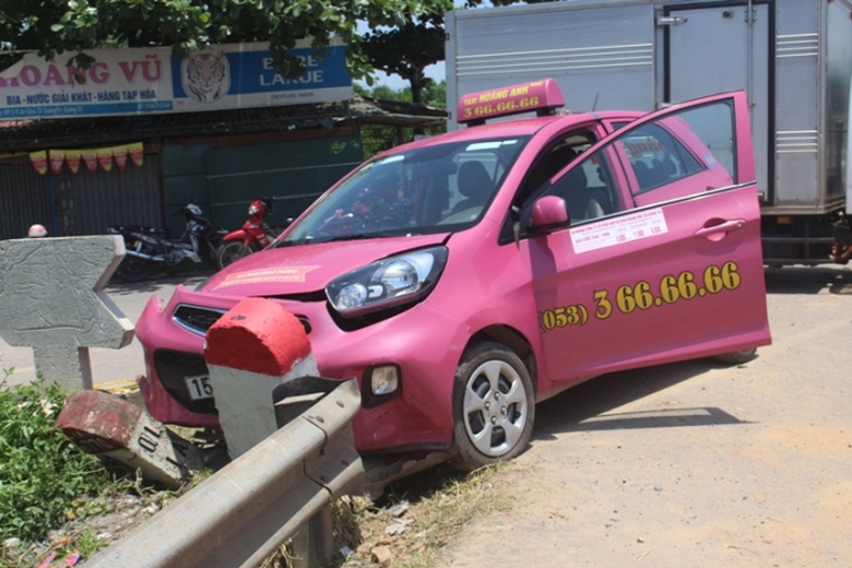 Taxi- 4- cho- toac- dau- sau- cu- hon- tru- Km- QL