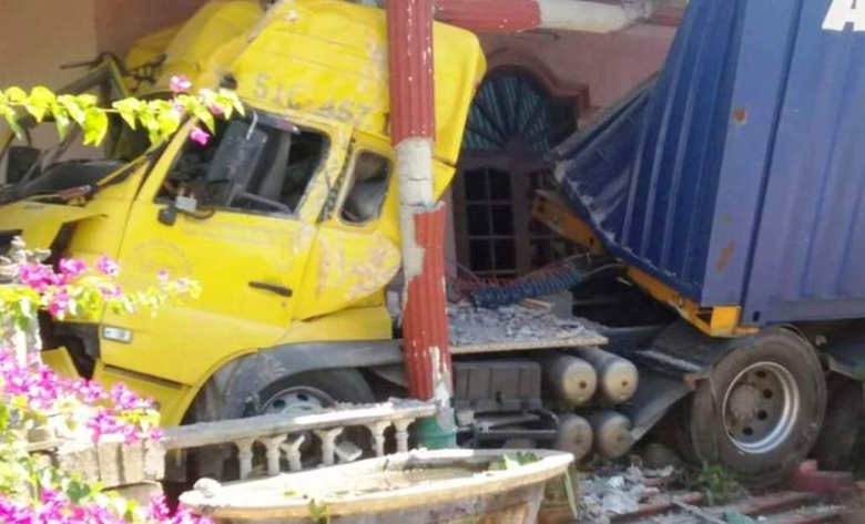 Xe- dau- keo- ruc- vao- nha- ben- QL1- 2- nguoi- b