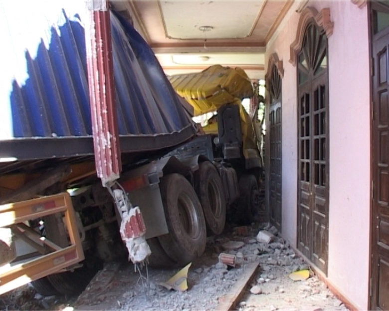 Xe- dau- keo- ruc- vao- nha- ben- QL1- 2- nguoi- b