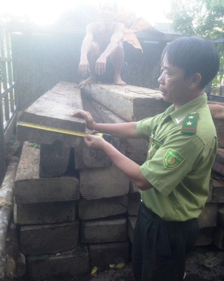 Bat- giu- 2- xe- tai- cho- hang- chuc- phach- go- 