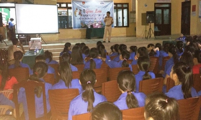CSGT- Hue- giao- luu- van- nghe- tuyen- truyen- AT