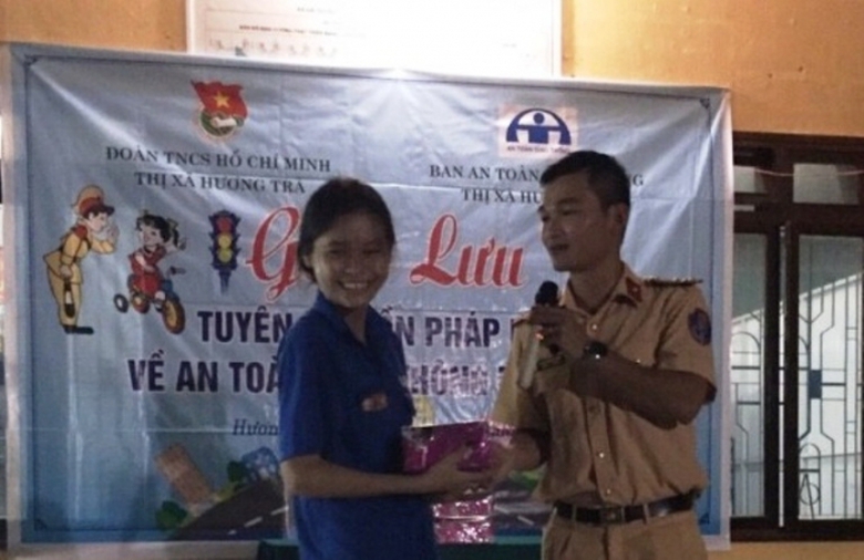 CSGT- Hue- giao- luu- van- nghe- tuyen- truyen- AT