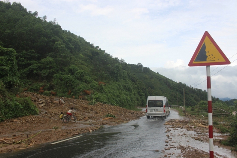 Anh- Mua- lon- sat- lo- hang- loat- vi- tri- duong