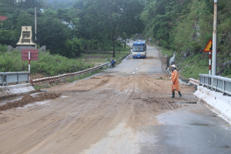 Anh- Mua- lon- sat- lo- hang- loat- vi- tri- duong