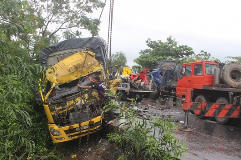 TNGT- lien- hoan- 3- o- to- tren- duong- tranh- Hu