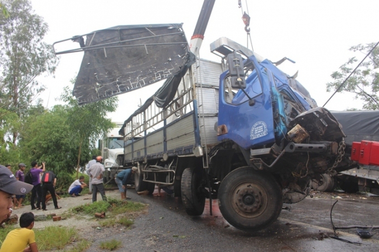 TNGT- lien- hoan- 3- o- to- tren- duong- tranh- Hu
