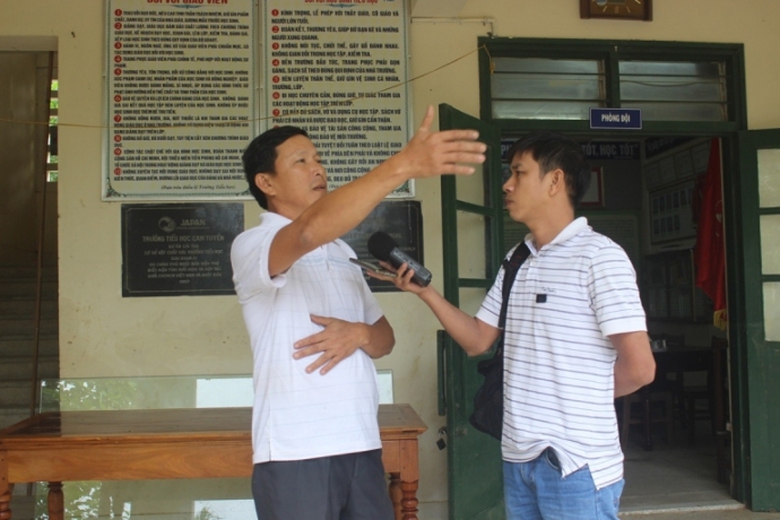 Thay- giao- lao- ra- cuu- hoc- sinh- bi- dong- lu-