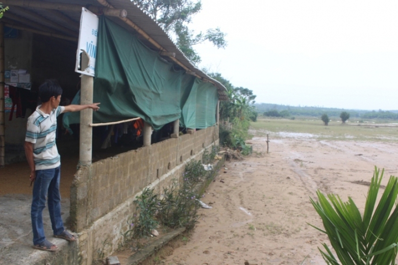 Thay- giao- lao- ra- cuu- hoc- sinh- bi- dong- lu-