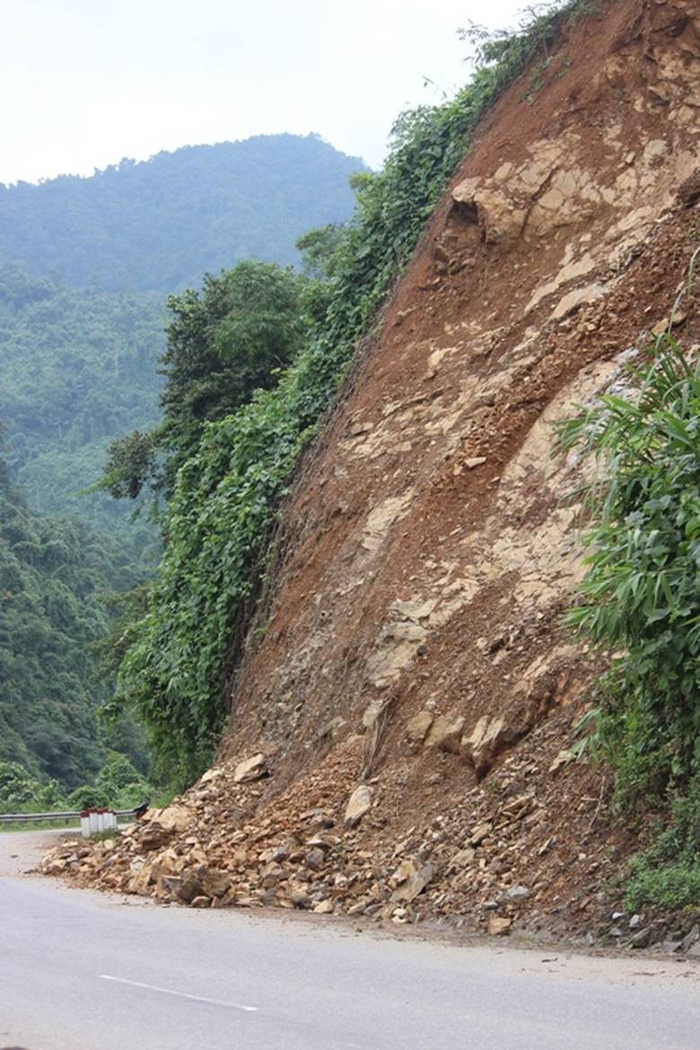 Cang- minh- khac- phuc- sat- lo- tren- duong- HCM-