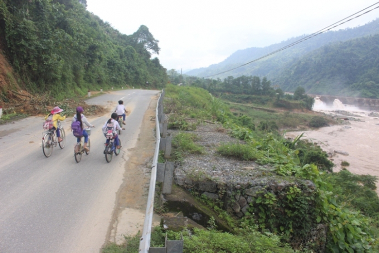 Cang- minh- khac- phuc- sat- lo- tren- duong- HCM-