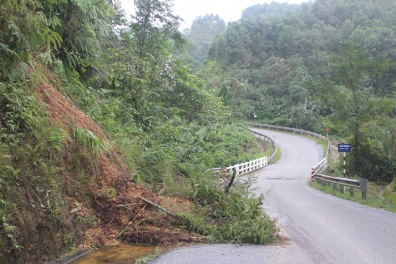 Cang- minh- khac- phuc- sat- lo- tren- duong- HCM-