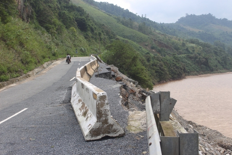 Cang- minh- khac- phuc- sat- lo- tren- duong- HCM-