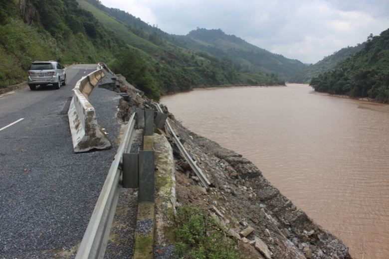Cang- minh- khac- phuc- sat- lo- tren- duong- HCM-