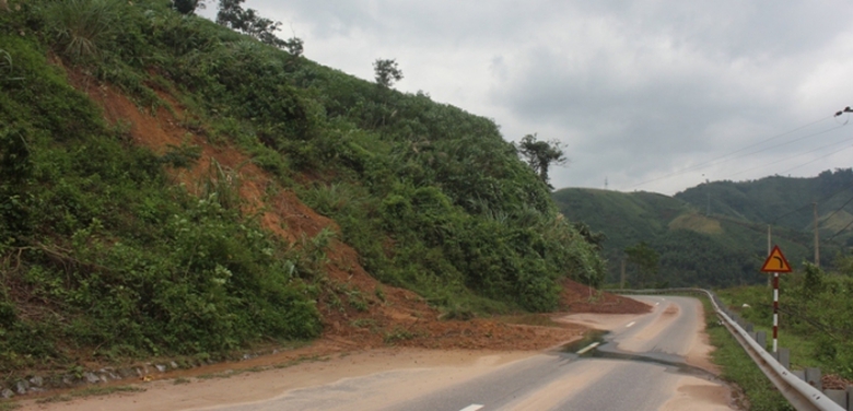 Cang- minh- khac- phuc- sat- lo- tren- duong- HCM-