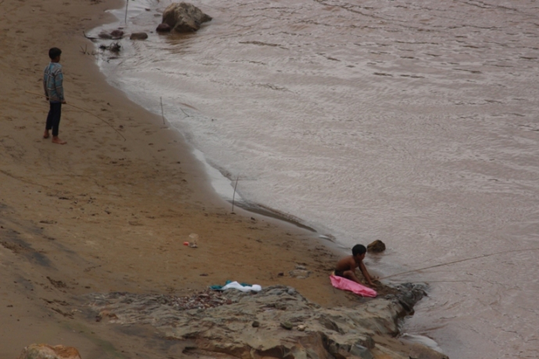 Dua- nhau- ra- song- Dakrong- san- ca- dai- vang- 