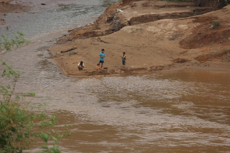 Dua- nhau- ra- song- Dakrong- san- ca- dai- vang- 