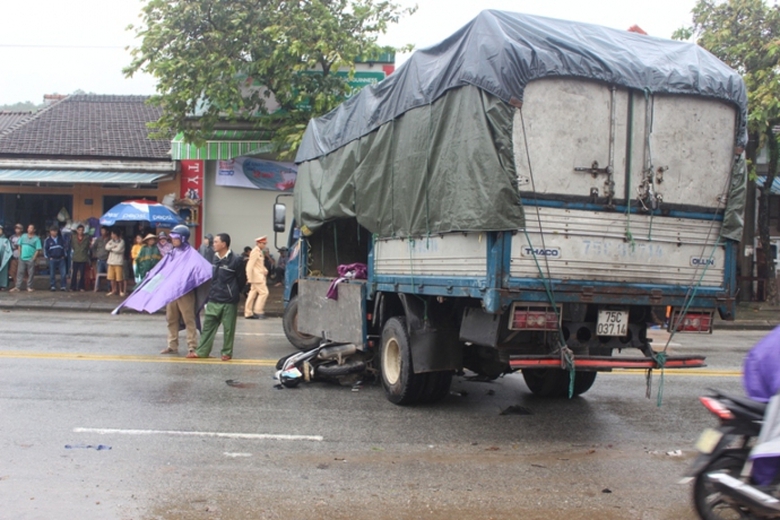 Xe- may- chui- hong- xe- tai- mot- nguoi- nhap- vi