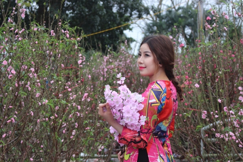 Anh- Thieu- nu- e- ap- rang- ngoi- ben- hoa- Xuan-