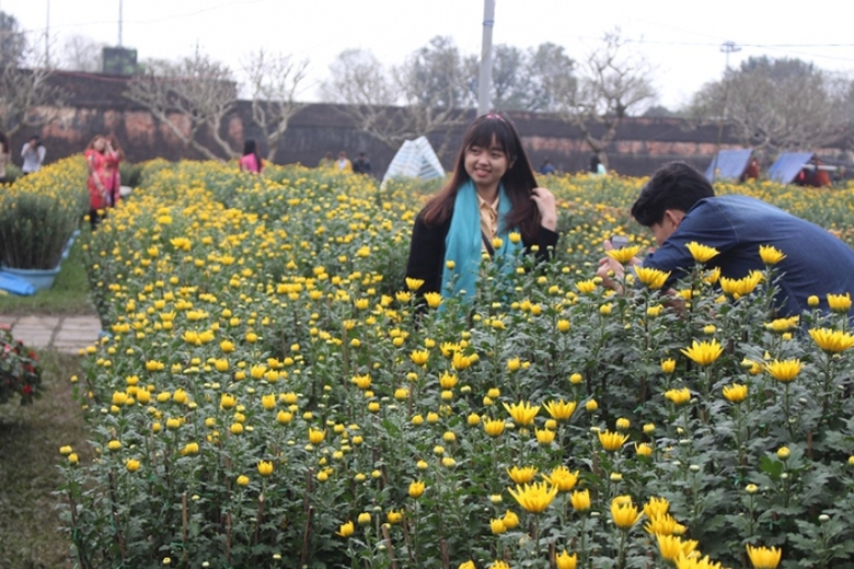 Anh- Thieu- nu- e- ap- rang- ngoi- ben- hoa- Xuan-