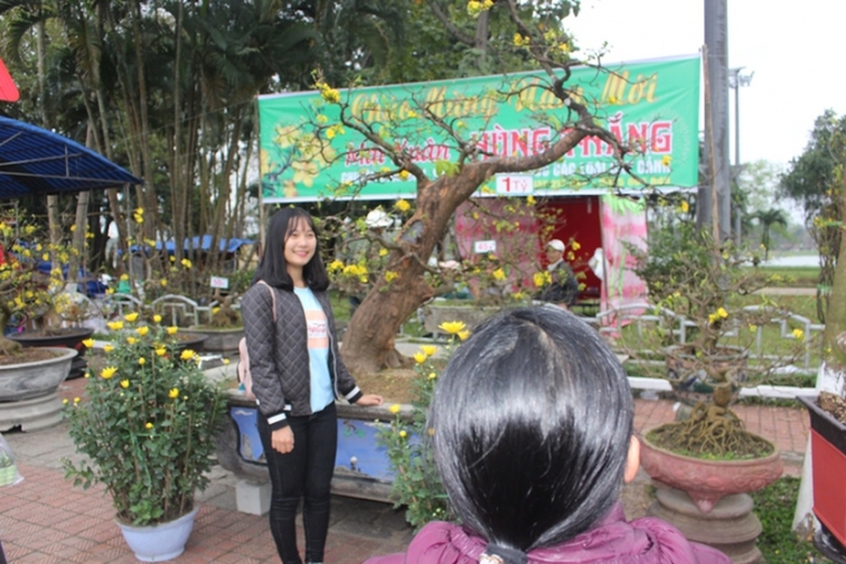 Anh- Thieu- nu- e- ap- rang- ngoi- ben- hoa- Xuan-