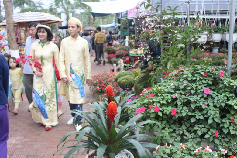 Anh- Thieu- nu- e- ap- rang- ngoi- ben- hoa- Xuan-