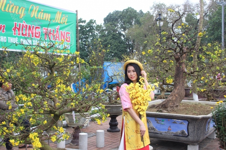 Anh- Thieu- nu- e- ap- rang- ngoi- ben- hoa- Xuan-