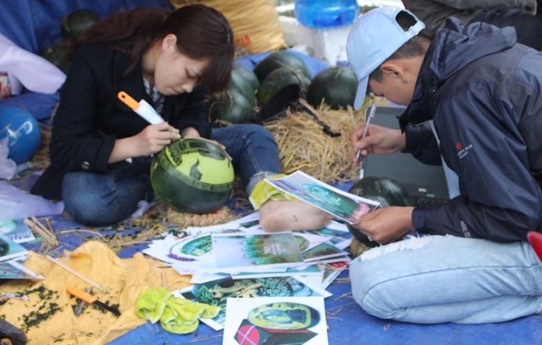 Thieu- nu- khac- dua- ong- do- khai- but- ben- cho