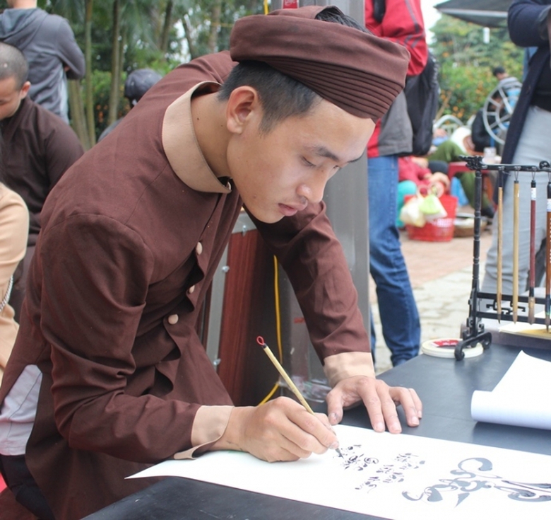 Thieu- nu- khac- dua- ong- do- khai- but- ben- cho