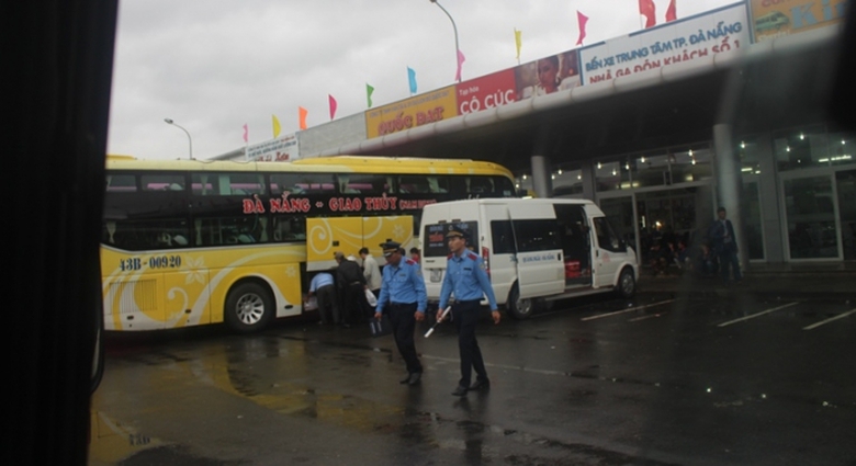 Xe- khach- Da- Nang- ra- Hue- chieu- 28- Tet- day-