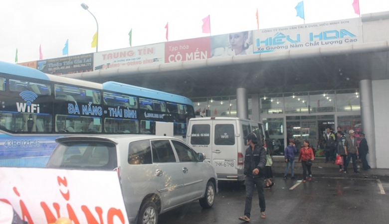 Xe- khach- Da- Nang- ra- Hue- chieu- 28- Tet- day-