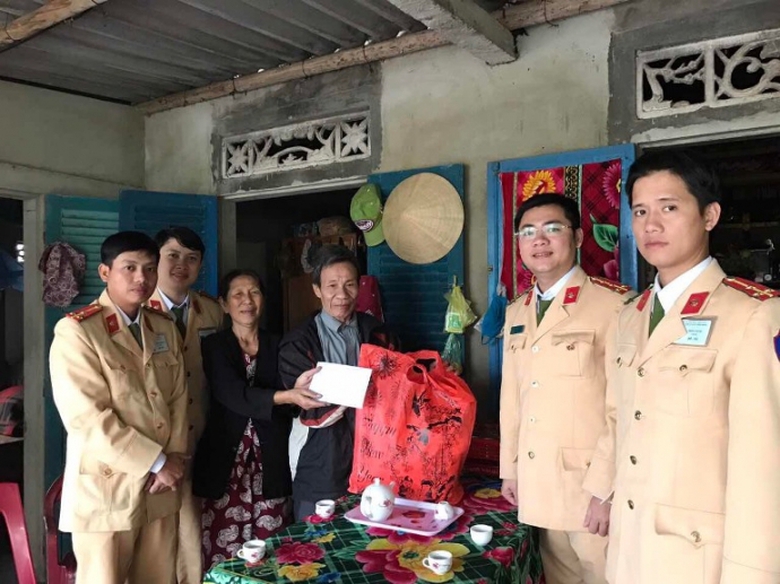 CSGT- Hue- trao- tang- 30- suat- qua- Tet- cho- gi