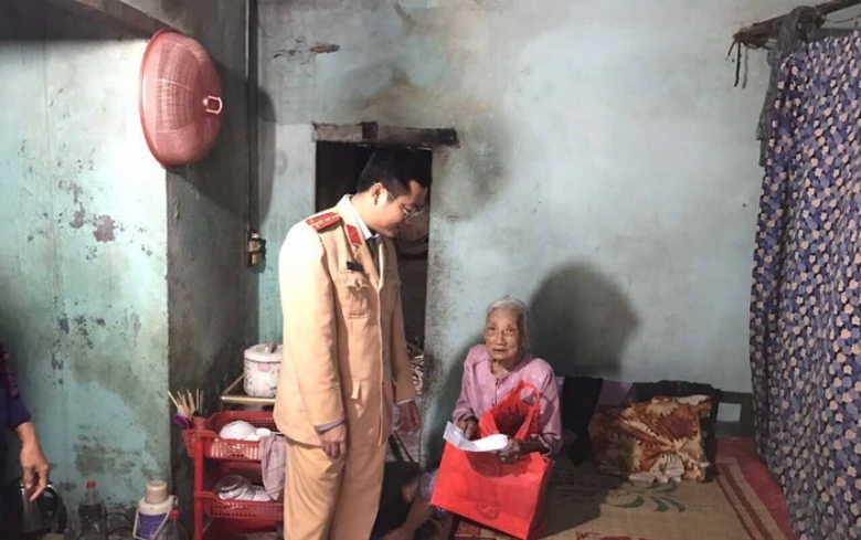 CSGT- Hue- trao- tang- 30- suat- qua- Tet- cho- gi