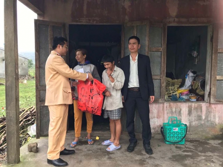 CSGT- Hue- trao- tang- 30- suat- qua- Tet- cho- gi