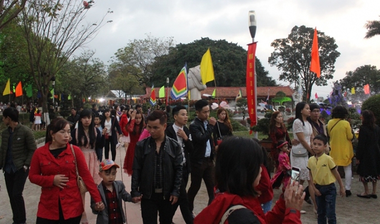 Mung- 3- Tet- cong- vien- hoa- co- do- Hue- dong- 