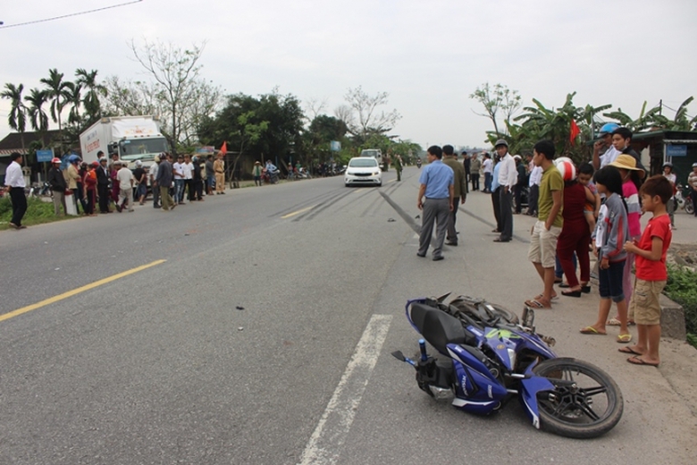 Xe- tai- phanh- chay- lop- thanh- nien- di- xe- ma