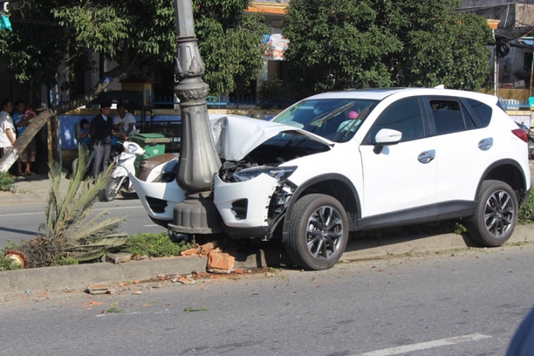 Xe- Mazda- 5- cho- treo- dai- phan- cach- hon- cha