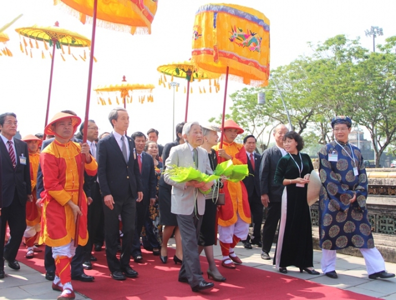 Nha- vua- Nhat- Ban- tham- Dai- noi- nha- luu- nie