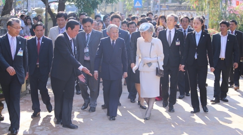 Nha- vua- Nhat- Ban- tham- Dai- noi- nha- luu- nie