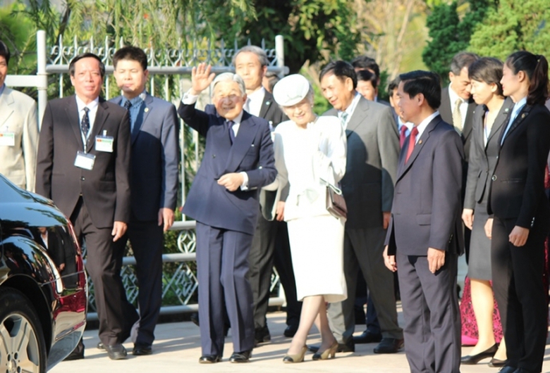 Nha- vua- Nhat- Ban- tham- Dai- noi- nha- luu- nie