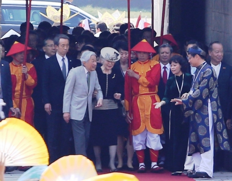 Nha- vua- Nhat- Ban- cam- kich- truoc- su- tiep- d