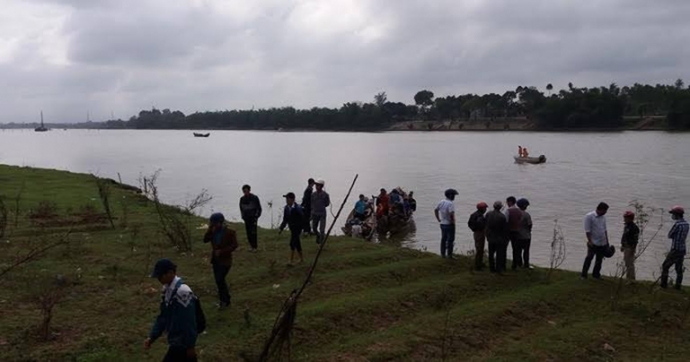 No- luc- tim- kiem- hoc -sinh- bi- lat- thuyen- tr