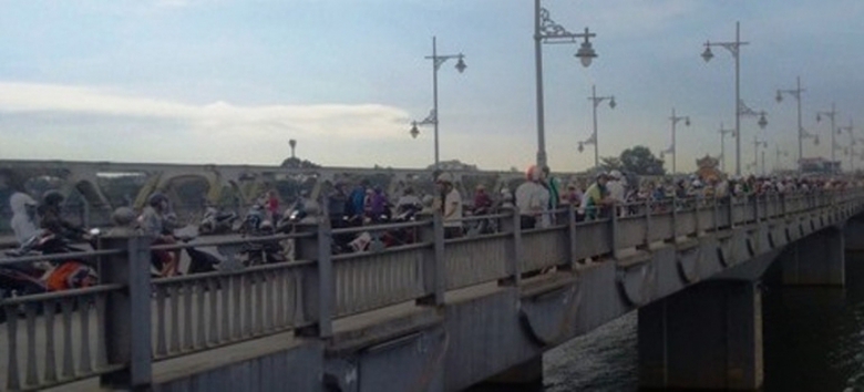 Nguoi- dan- ong- bo- lai- xe- may- roi- bat- ngo- 