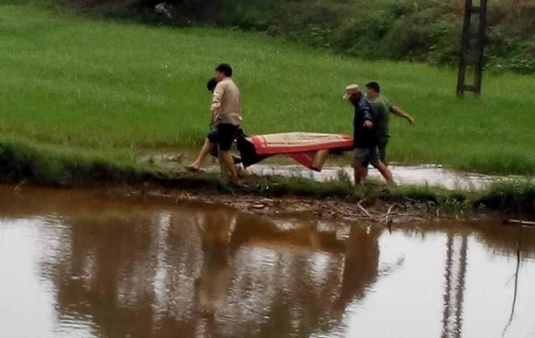 Nam- thanh- nien- mac- ao- mua- doi- MBH chet- ben