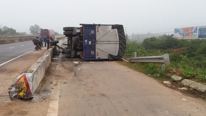 Xe- tai- rung- banh- truoc- lat- nhao- dau- cau- v