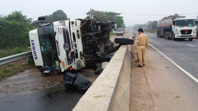 Xe- tai- rung- banh- truoc- lat- nhao- dau- cau- v