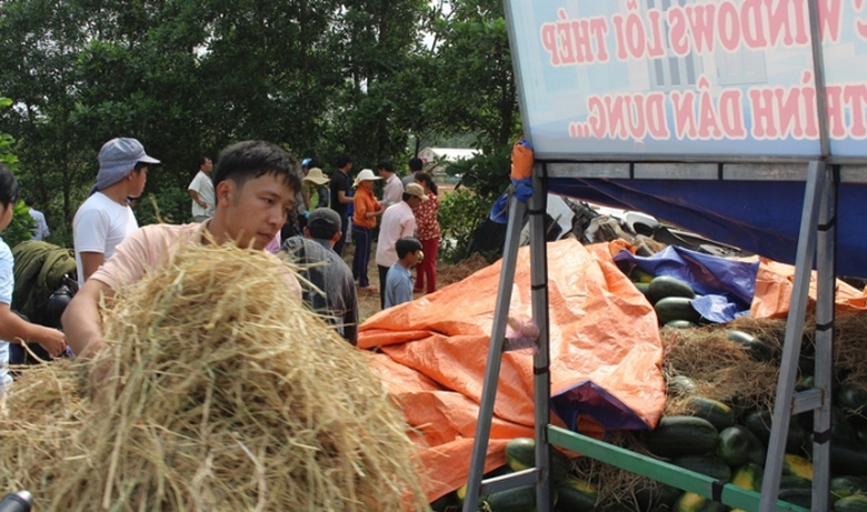 Clip- Dan- giup- tai- xe- giai- cuu- dua- hau- tre